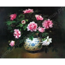 Натюрморт: букет розовых цветов, стоящих в вазе с синим узором, выполненный маслом на холсте